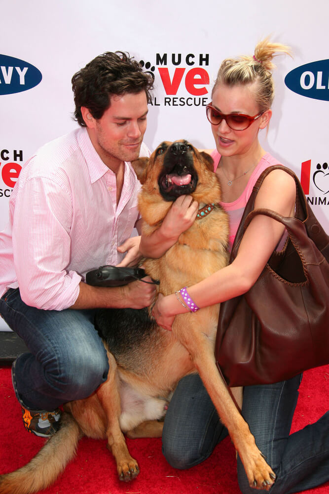 Kaley Cuoco (The Big Bang Theory) und Jaron Lowenstein mit ihrem Schäferhund