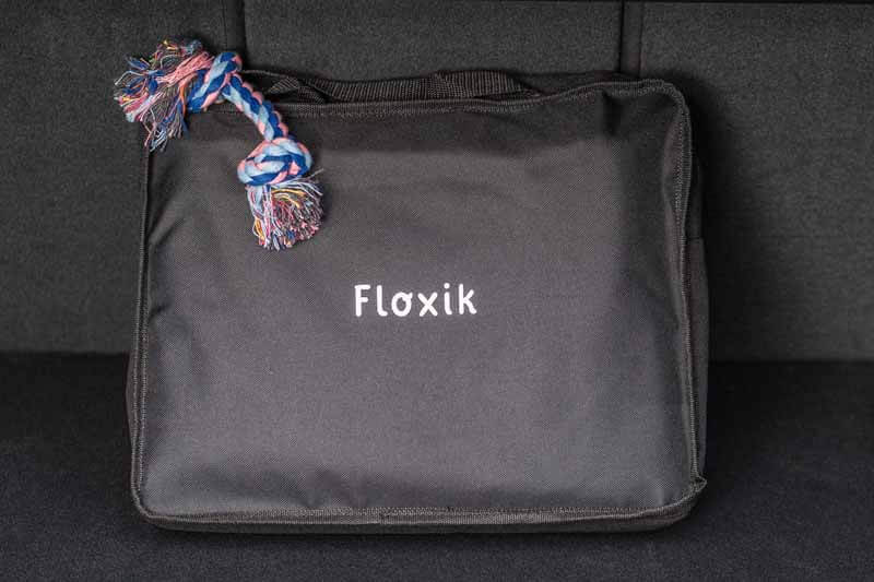 In einer Tasche verpackte Autoschondecke von Floxik mit Zergel als Zugabe