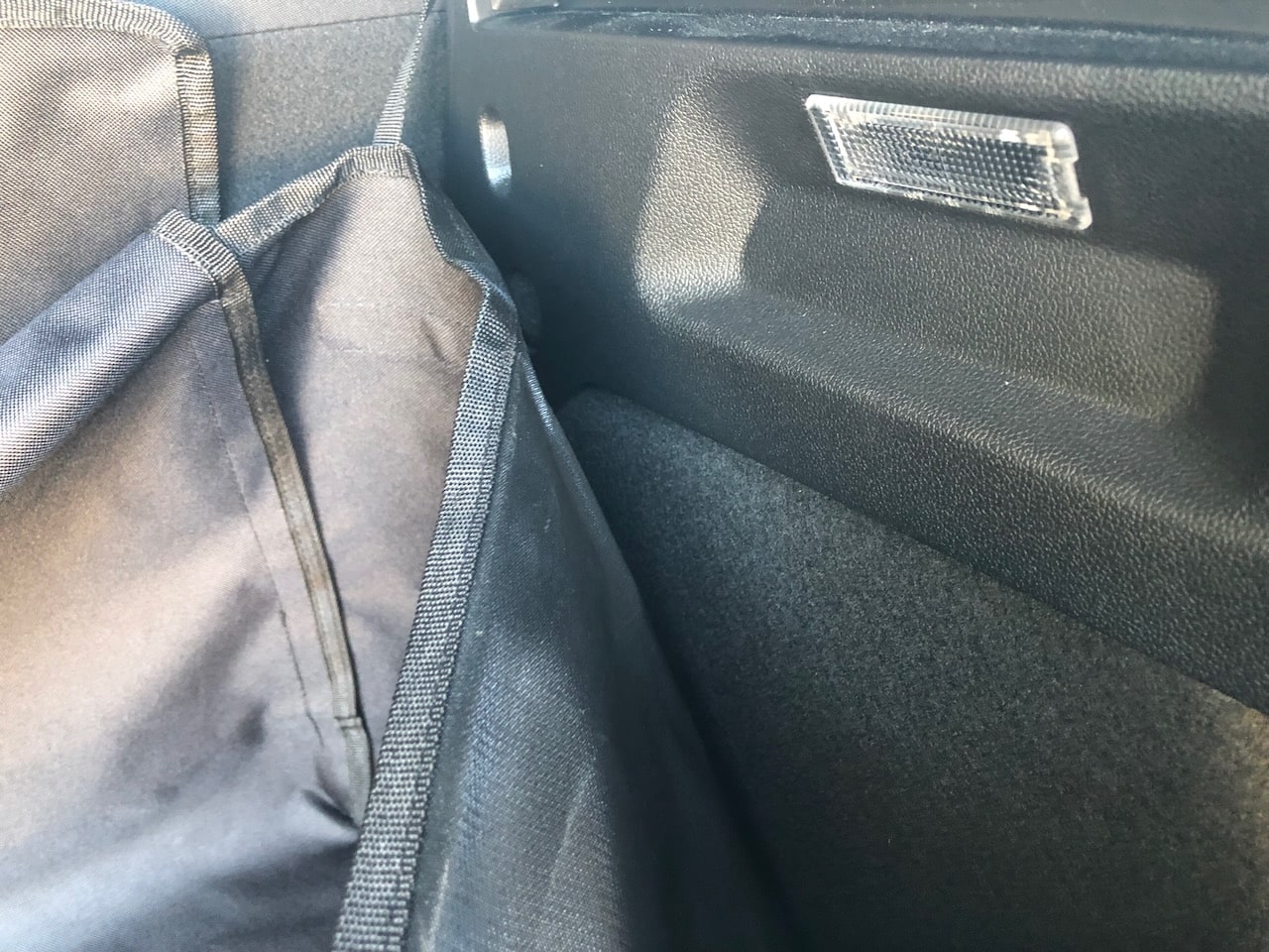 An kleinen Autos mit viel Plastik im Kofferraum lässt sich der Kofferraumschutz nur schwer befestigen.
