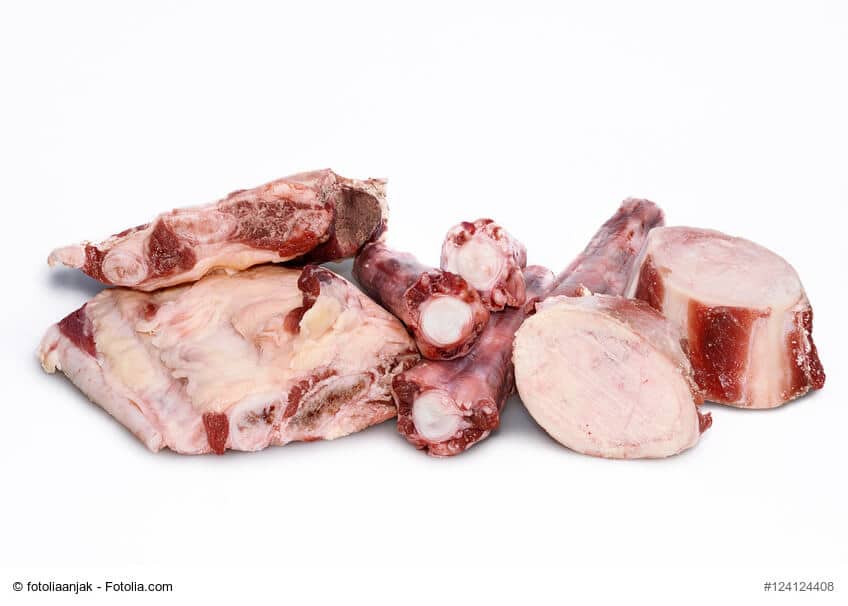 Verschiedene Fleisch Stücke und Mark-Knochen