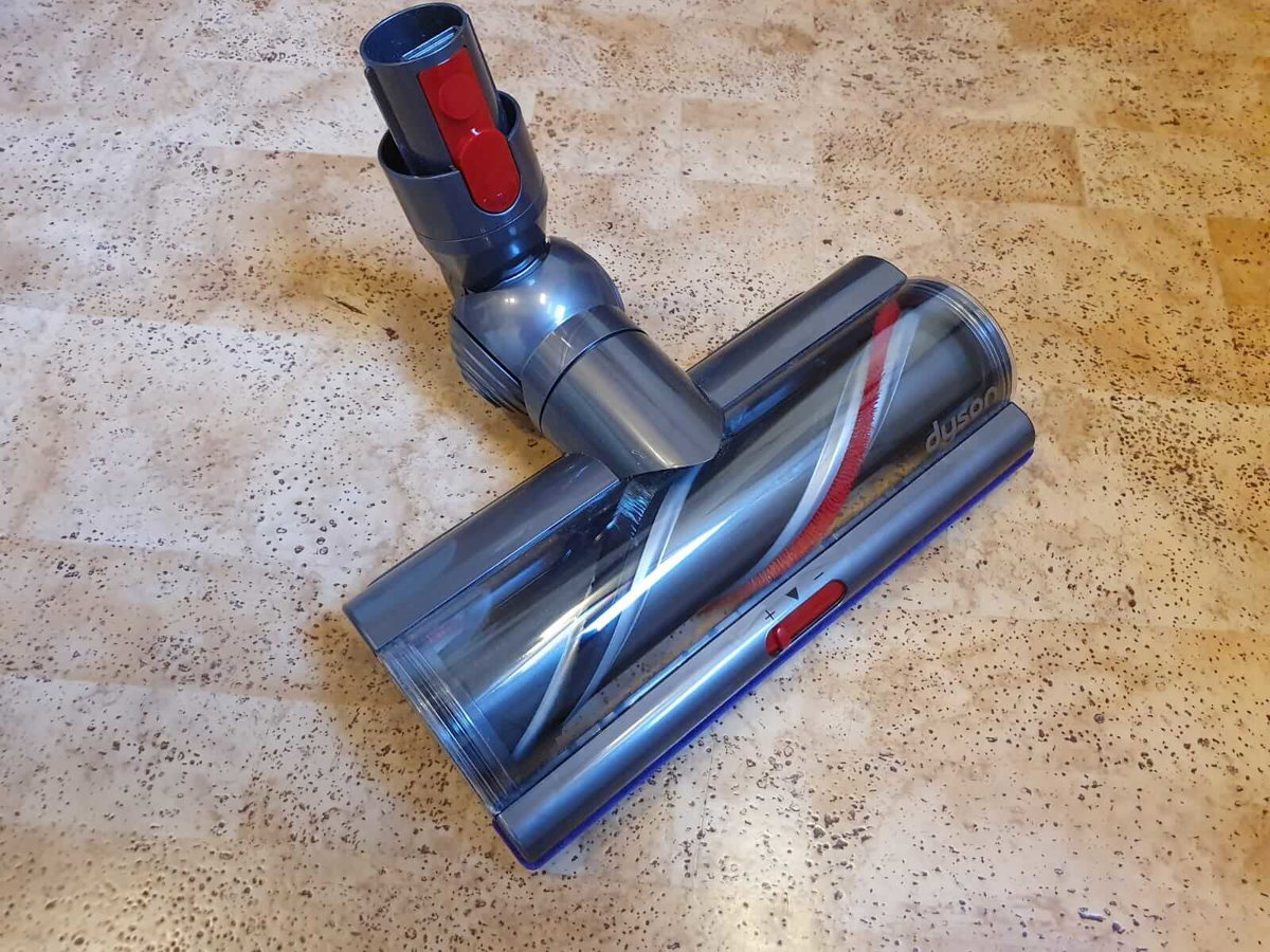 Die Torque-Drive Bodendüse passt die Saugkraft intelligent an den Untergrund an.