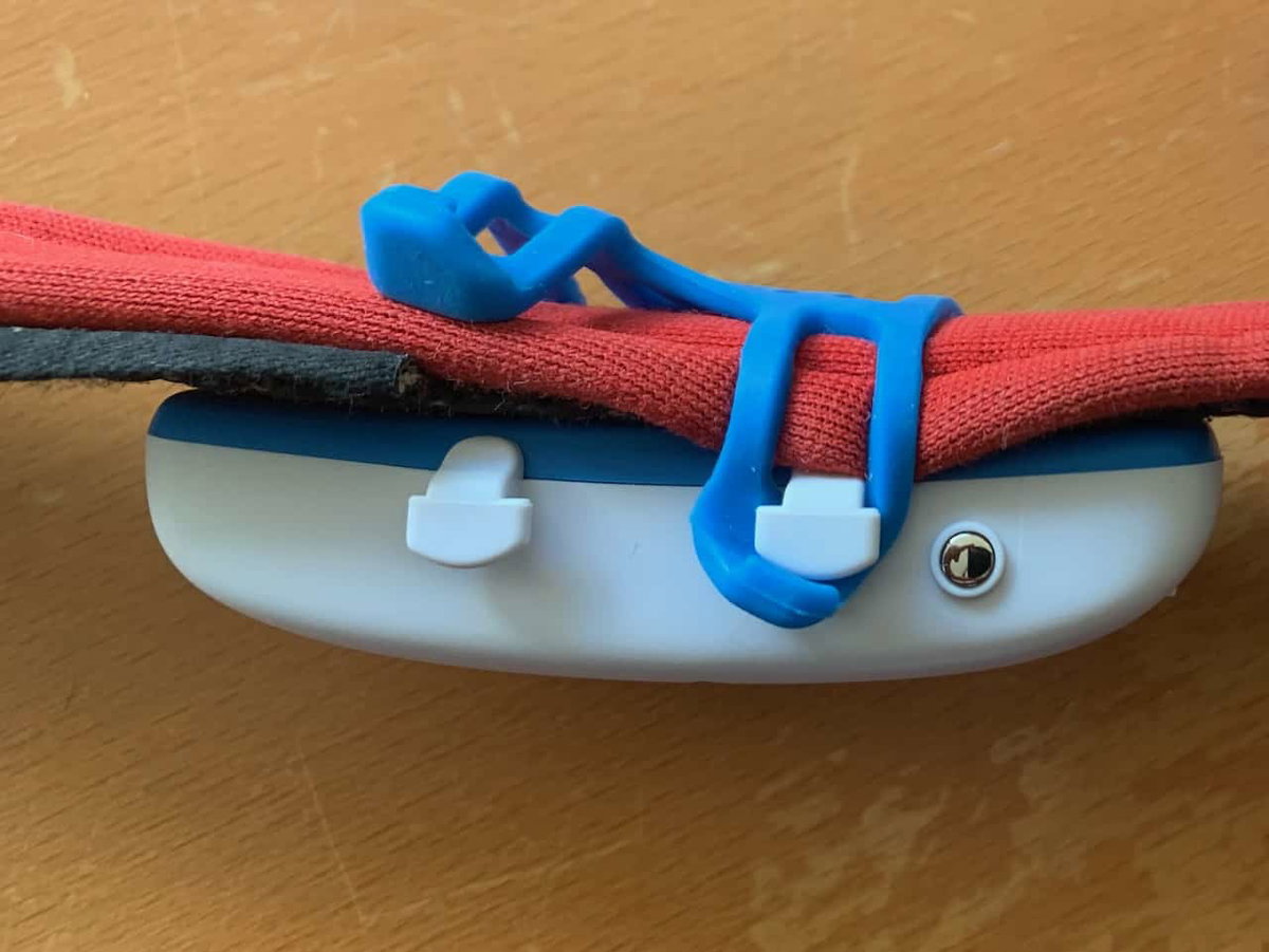 Der GPS-Tracker DOG 4 von tractive wird einfach mit der beiliegenden Gummiklammer am Halsband oder Geschirr befestigt.