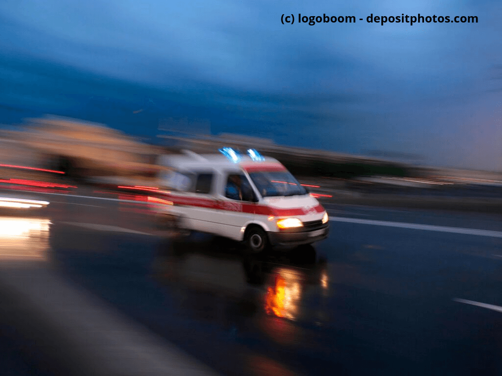 Krankenwagen Nachts auf der Straße