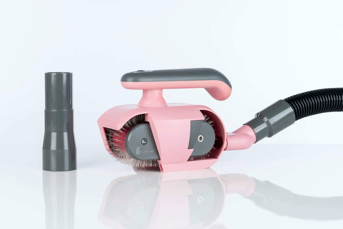 Elektrische Fellbürste FurWonder von Petyphoria in pink mit Staubsaugeradapter