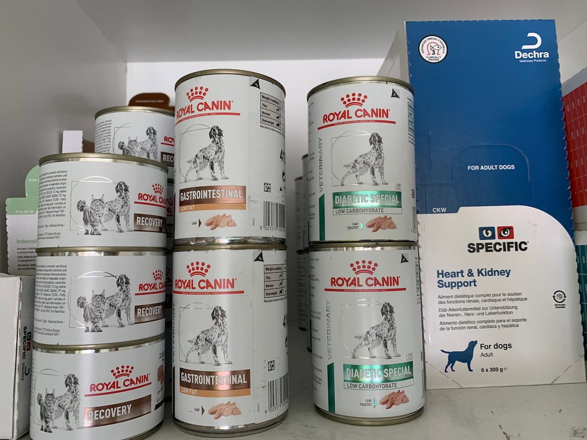 Verschiedene Spezialfutter beim Tierarzt. Beschriftung lautet: Beim Tierarzt bekommst du auch spezielles Futter für Magen-Darm-Erkrankungen bei deinem Hund.