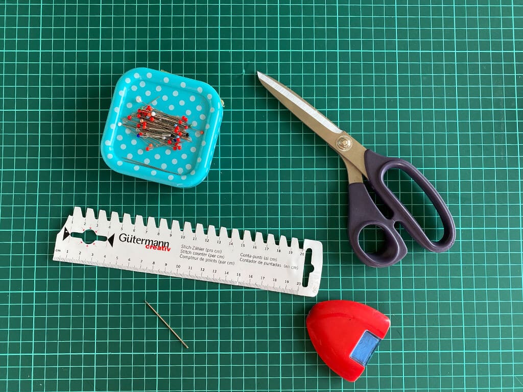Schere, Stecknadeln, Kreide und ein Handmaß