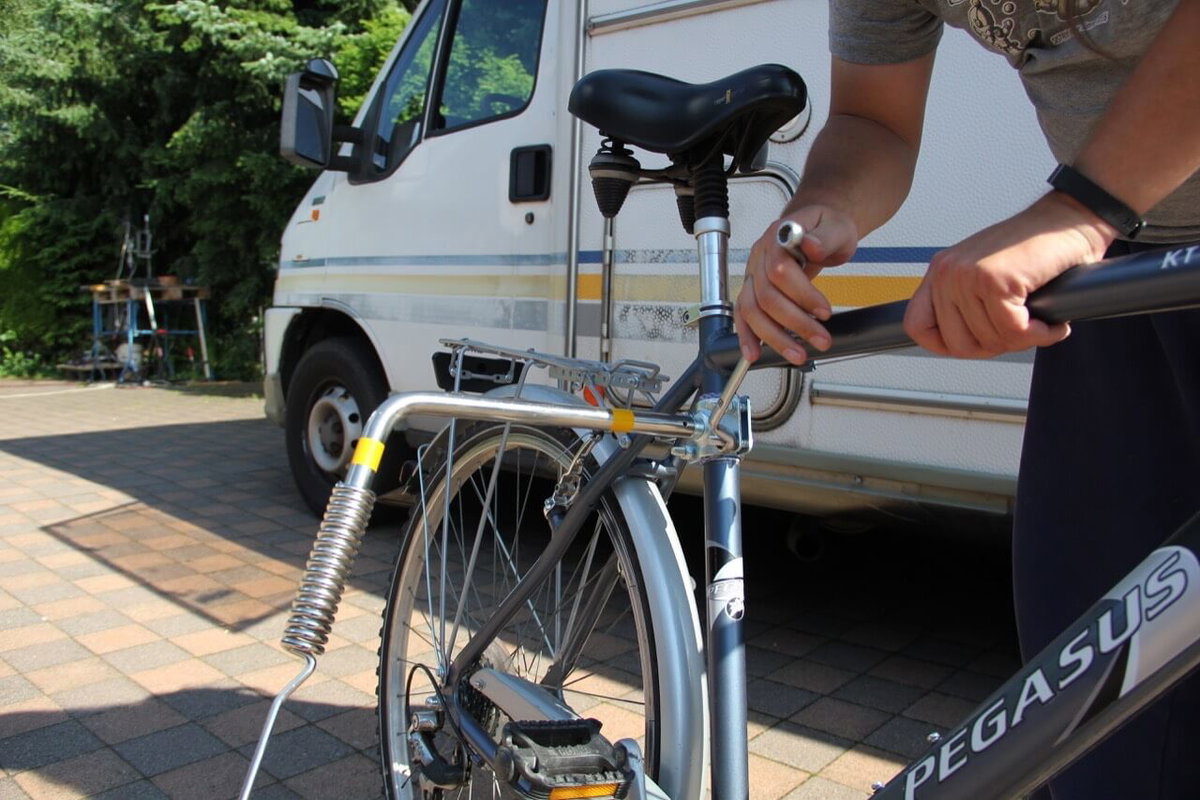 Montage Trixie Bike Set 15: bereits montierte Feder am Abstandshalter.