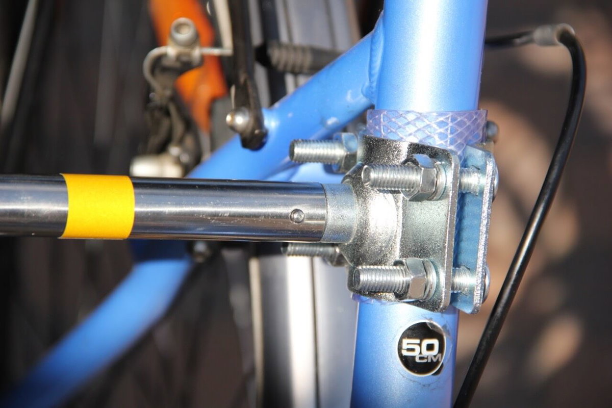 Montage Trixie Bike Set 10: der kleine Stift löst die Arretierung.