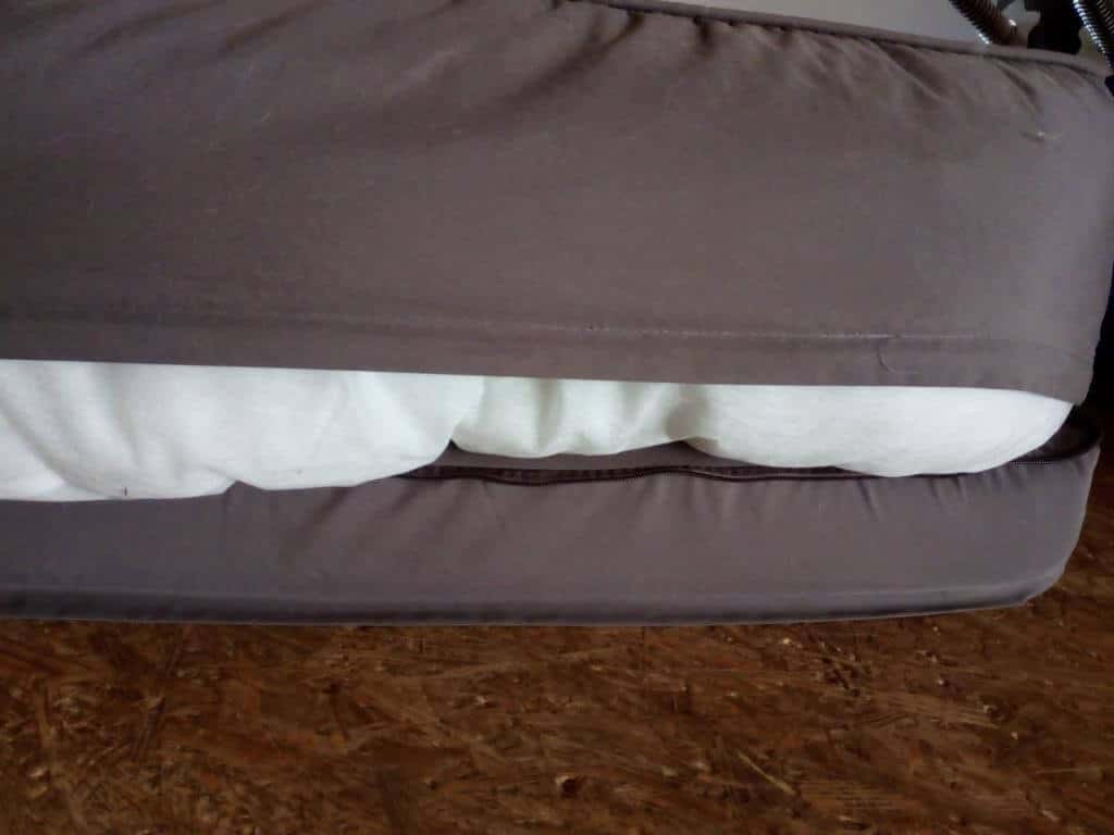Nach nur einer Wäsche ist ein Reißverschluss des orthopädischen Hundesofas defekt.