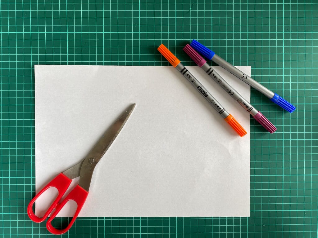Papier, Schere und Stifte