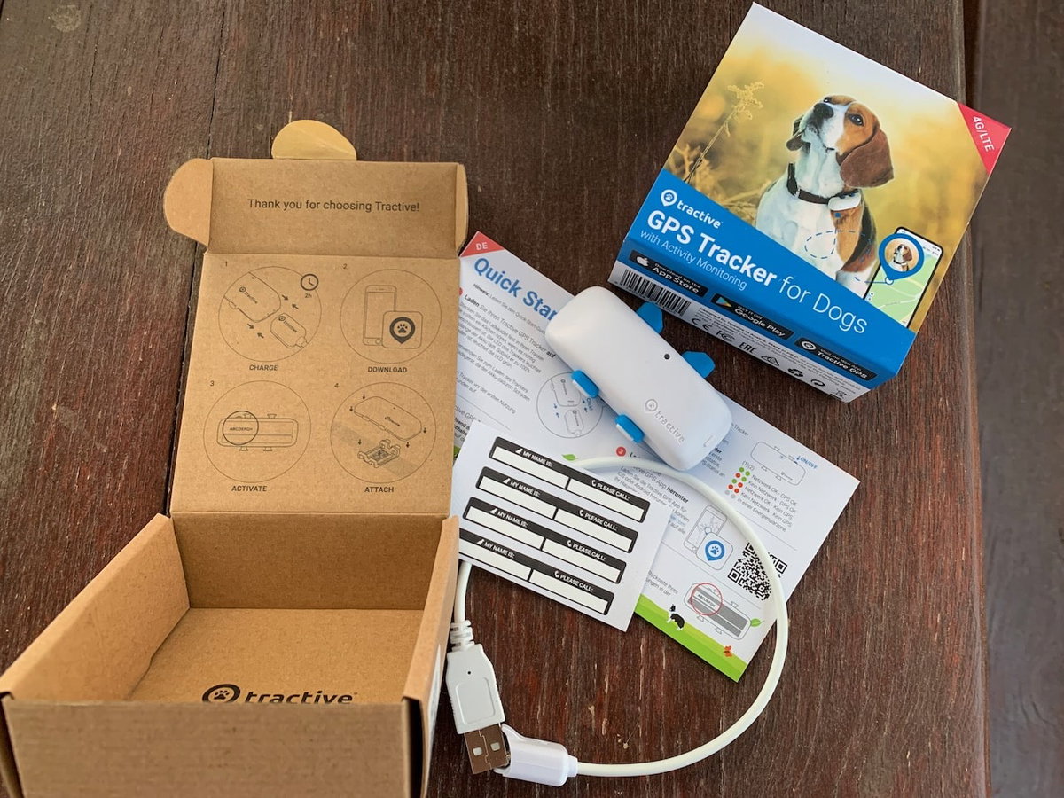Der GPS-Tracker DOG 4 von tractive kommt in einer praktischen Pappverpackung mit Ladekabel, Quick Starter Guide und Klebchen für Hundename und Telefonnummer.
