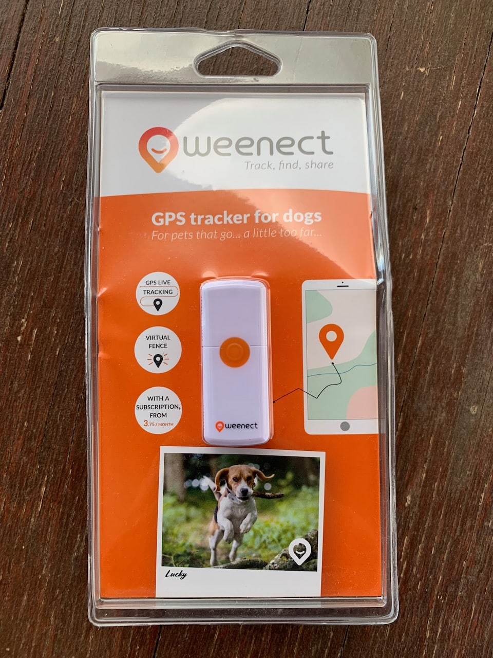 Der Weenect GPS-Tracker für Hunde kommt in einer Plastikverpackung.