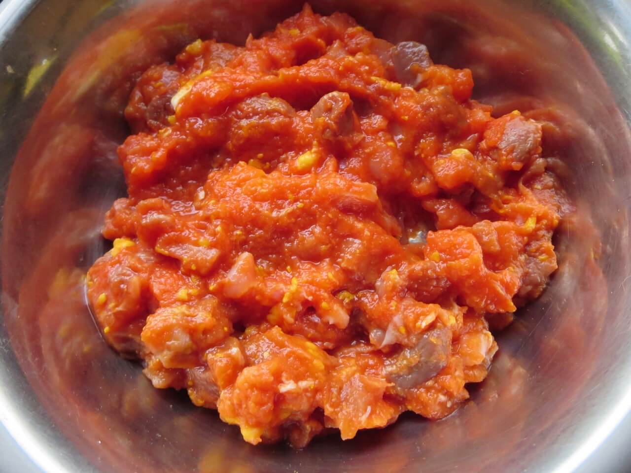Hundefutter aus Huhn und Karotten in einem Futternapf. Beschriftung lautet: Verschwindet der Durchfall auch nach einer Karotten-Huhn-Diät nicht, könnte eine Allergie gegen Huhn bestehen.