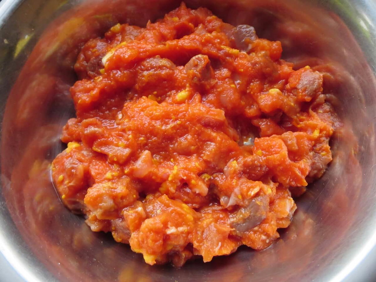 Hundefutter aus Huhn und Karotten in einem Futternapf. Beschriftung lautet: Verschwindet der Durchfall auch nach einer Karotten-Huhn-Diät nicht, könnte eine Allergie gegen Huhn bestehen.