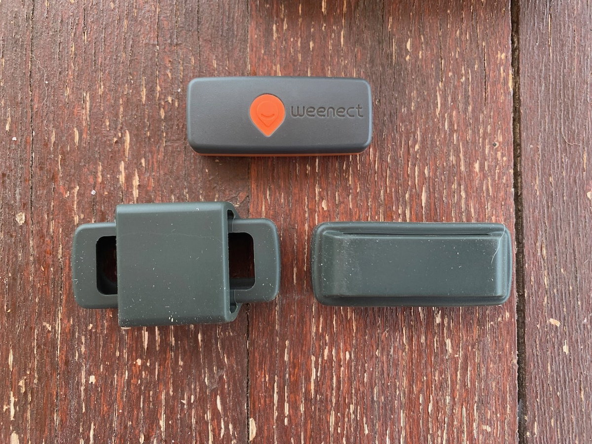 Der neue Weenect XS Black Edition mit den beiden Silikon-Befestigungen.